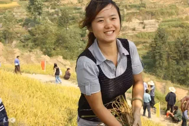 女人在娘家存私房錢,她落魄時索要,家人稱沒有此事,她磕頭後離去