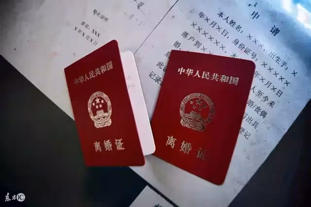 女人在娘家存私房錢,她落魄時索要,家人稱沒有此事,她磕頭後離去