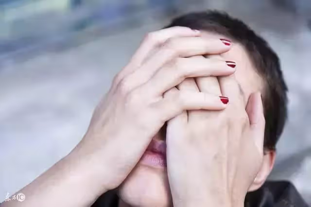 女人在娘家存私房錢,她落魄時索要,家人稱沒有此事,她磕頭後離去
