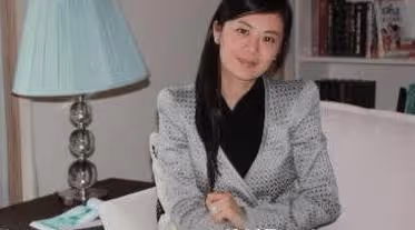 她曾是央視當紅主持，為嫁英國高管改國籍辭職，今離婚回國創業成功