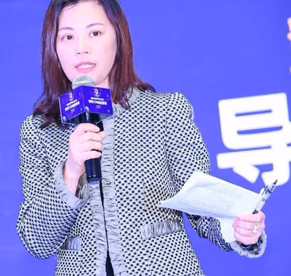 她曾是央視當紅主持,為嫁英國高管改國籍辭職,今離婚回國創業成功