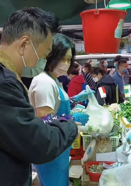 最窮影帝上街買菜,演技精湛卻沒戲拍,因菜價太貴全買青菜蘿蔔!