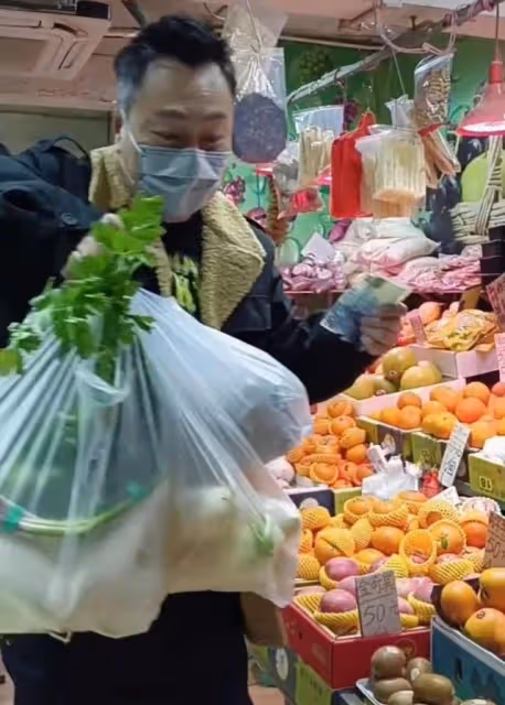 最窮影帝上街買菜,演技精湛卻沒戲拍,因菜價太貴全買青菜蘿蔔!