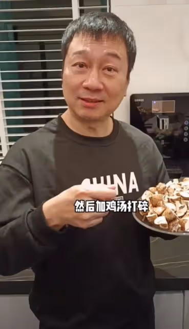 最窮影帝上街買菜,演技精湛卻沒戲拍,因菜價太貴全買青菜蘿蔔!