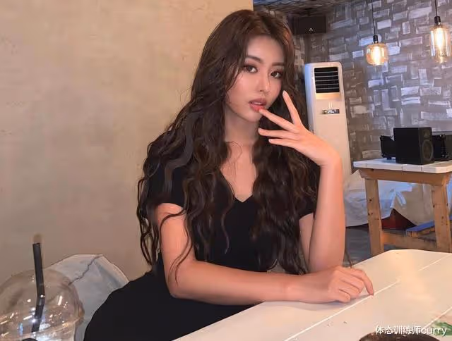 韓國模特兼賽車手,長相甜美身材火辣,被稱為性感十足的小野貓