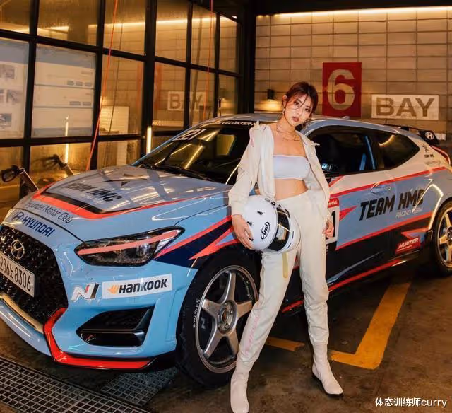 韓國模特兼賽車手,長相甜美身材火辣,被稱為性感十足的小野貓