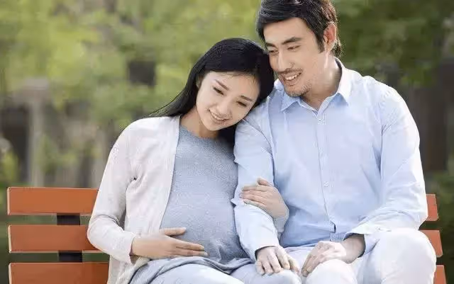 痛了一天一夜！妻子臨產「宮口遲遲不開」 　陪產老公「下意識舉動」刷爆全網：嫁給了愛情
