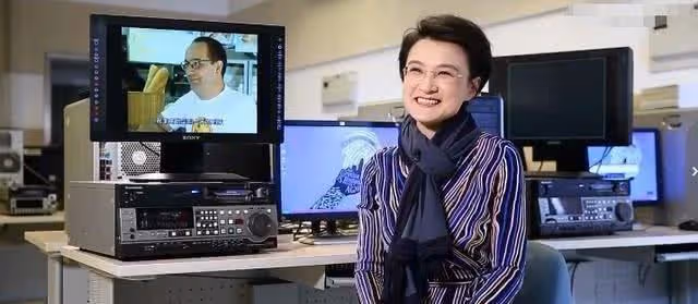他們是央視主持夫婦,結婚幾十年恩愛如初,今一家三口生活幸福