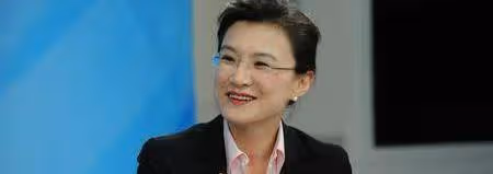他們是央視主持夫婦,結婚幾十年恩愛如初,今一家三口生活幸福