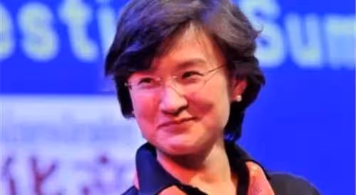 他們是央視主持夫婦,結婚幾十年恩愛如初,今一家三口生活幸福