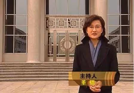 他們是央視主持夫婦,結婚幾十年恩愛如初,今一家三口生活幸福