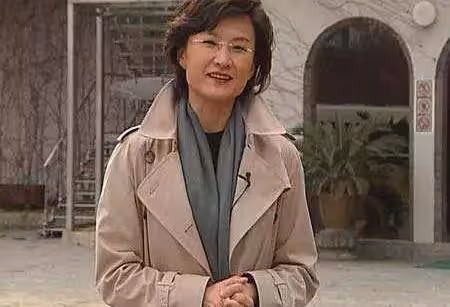他們是央視主持夫婦,結婚幾十年恩愛如初,今一家三口生活幸福