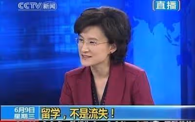 他們是央視主持夫婦,結婚幾十年恩愛如初,今一家三口生活幸福
