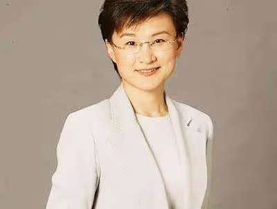 他們是央視主持夫婦,結婚幾十年恩愛如初,今一家三口生活幸福