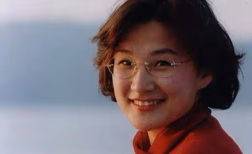 他們是央視主持夫婦,結婚幾十年恩愛如初,今一家三口生活幸福