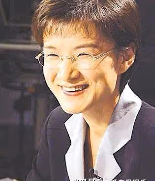 他們是央視主持夫婦,結婚幾十年恩愛如初,今一家三口生活幸福