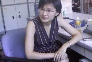 他們是央視主持夫婦,結婚幾十年恩愛如初,今一家三口生活幸福
