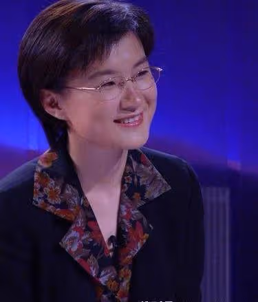 他們是央視主持夫婦,結婚幾十年恩愛如初,今一家三口生活幸福