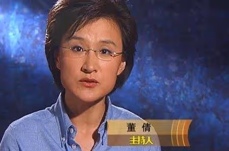 他們是央視主持夫婦,結婚幾十年恩愛如初,今一家三口生活幸福