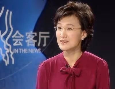 他們是央視主持夫婦,結婚幾十年恩愛如初,今一家三口生活幸福