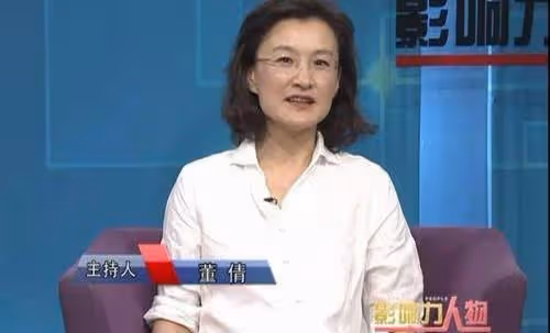 他們是央視主持夫婦,結婚幾十年恩愛如初,今一家三口生活幸福