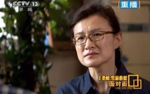 他們是央視主持夫婦,結婚幾十年恩愛如初,今一家三口生活幸福