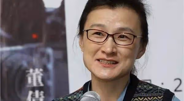 他們是央視主持夫婦,結婚幾十年恩愛如初,今一家三口生活幸福