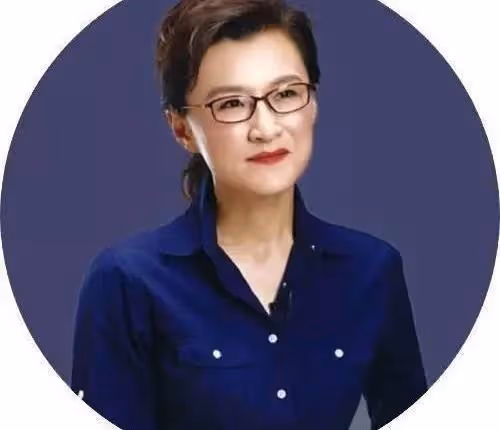 他們是央視主持夫婦,結婚幾十年恩愛如初,今一家三口生活幸福
