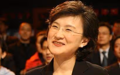他們是央視主持夫婦,結婚幾十年恩愛如初,今一家三口生活幸福