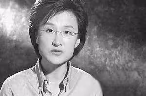 他們是央視主持夫婦,結婚幾十年恩愛如初,今一家三口生活幸福