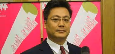 他們是央視主持夫婦,結婚幾十年恩愛如初,今一家三口生活幸福
