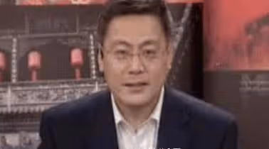 他們是央視主持夫婦,結婚幾十年恩愛如初,今一家三口生活幸福
