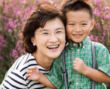 他們是央視主持夫婦,結婚幾十年恩愛如初,今一家三口生活幸福