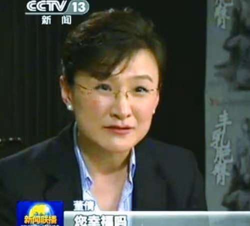 他們是央視主持夫婦,結婚幾十年恩愛如初,今一家三口生活幸福