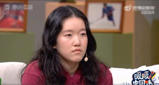 英達為兒解說冬奧比賽,16歲小女兒同行像極媽媽,已進入美國名校