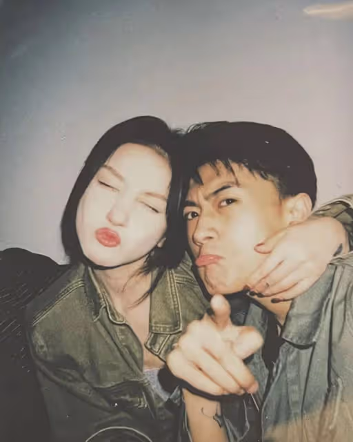 情人節第一對情侶官宣!21歲美女網紅與前任復合,海邊擁吻太浪漫