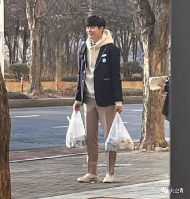 臉上一坨矽膠?