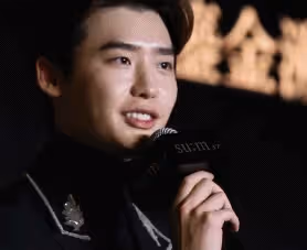 臉上一坨矽膠?