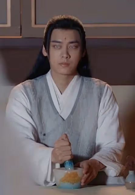 臉上一坨矽膠?