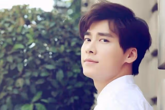 李易峰：古裝男神圈粉無數，當年拋棄他的李多海，如今後悔了嗎