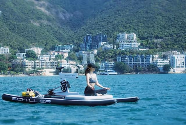 李施嬅踩水上單車迎41歲生日,海上練瑜伽秀身材,與男友訂婚一年