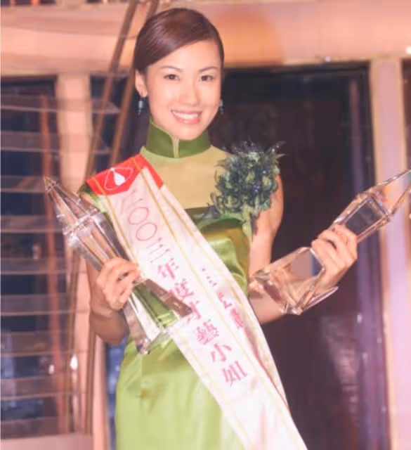 李施嬅踩水上單車迎41歲生日,海上練瑜伽秀身材,與男友訂婚一年