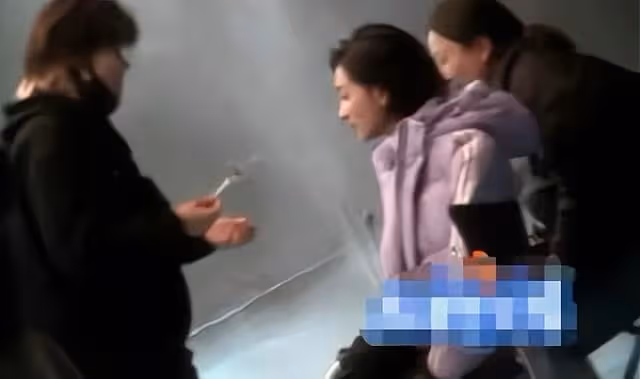 萬茜身穿羽絨服，淡定坐在椅子上，等待助理喂飯，工作室已回應