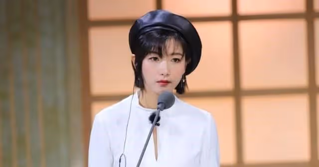 萬茜身穿羽絨服，淡定坐在椅子上，等待助理喂飯，工作室已回應