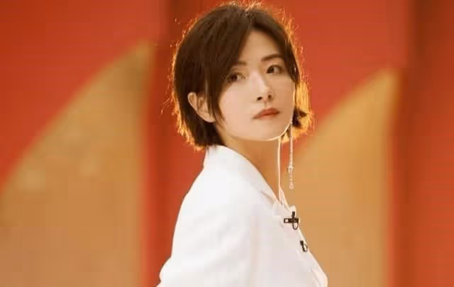 萬茜身穿羽絨服，淡定坐在椅子上，等待助理喂飯，工作室已回應