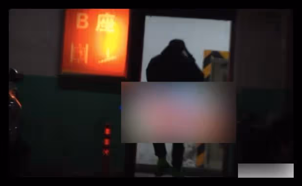 43歲郝蕾攜男友現身聚會,載對方回家疑同居,戀愛2年似老夫老妻
