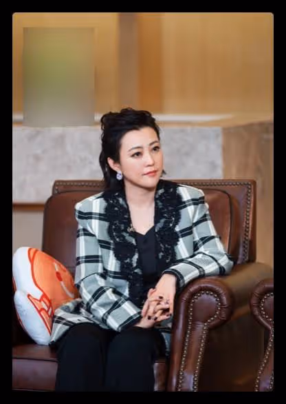 43歲郝蕾攜男友現身聚會,載對方回家疑同居,戀愛2年似老夫老妻