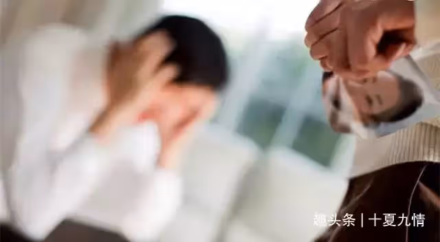 老公偷偷給前妻30萬買房,繼子生病卻不拿一分錢,妻子淚崩:離婚