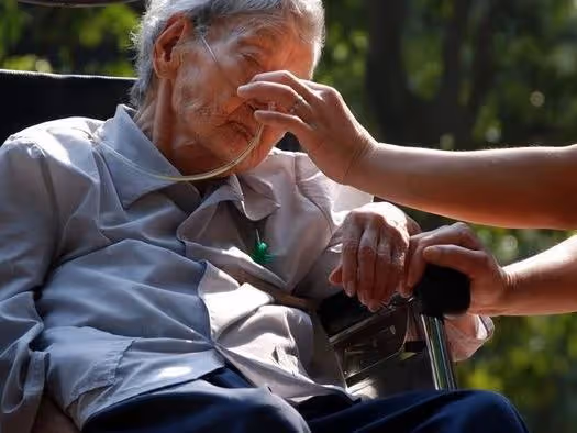 母親病重,女兒一面不見,誰知已經去世了,還打了五年錢