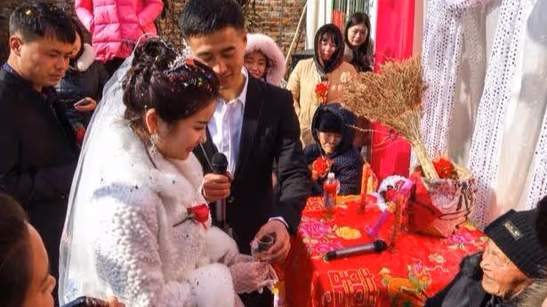 婆婆逼媳婦交工資卡,她不肯倆母子大打出手,去趟醫院,全家蒙
